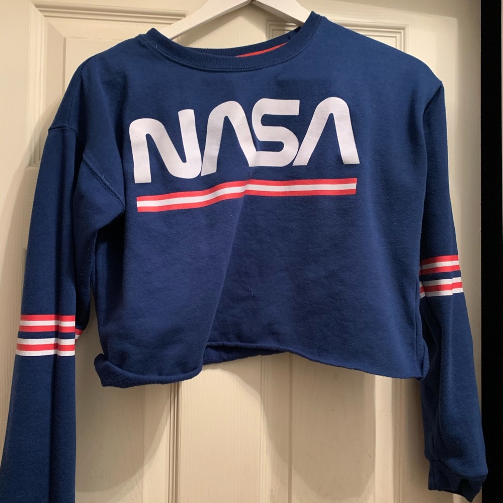 Cropped NASA shirt